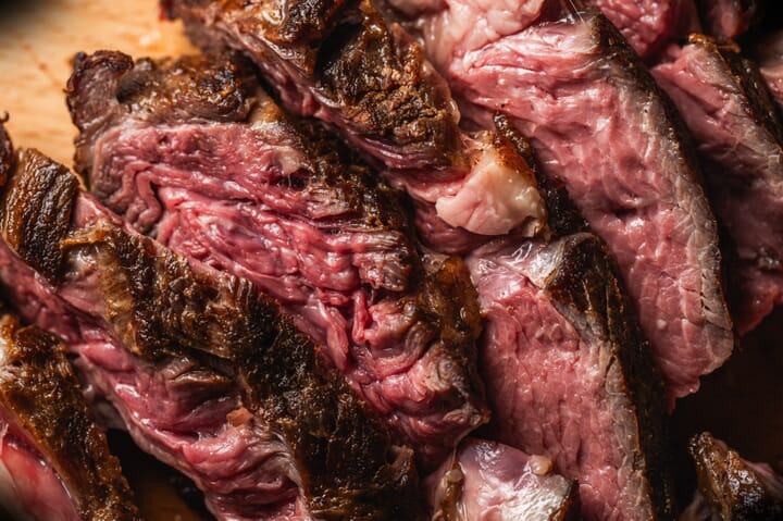Šef kuhinje predstavlja Tomahawk steak prije rezanja