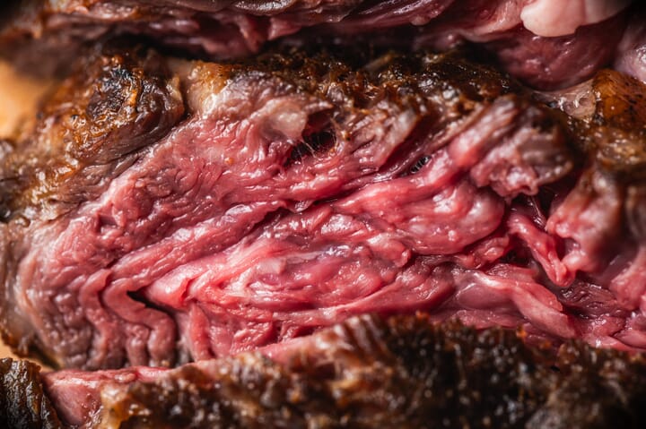 Tomahawk steak i domaći umak na tanjuru